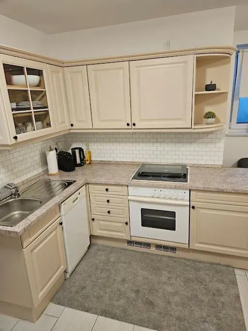 Schoenes Apartment In Muenchen  Münih